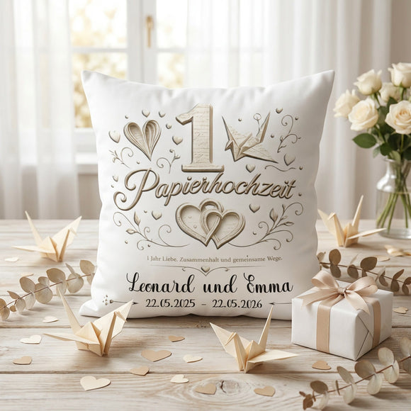 Geschenk Papierhochzeit personalisiert als Kissen mit Namen und Datum zum 1. Hochzeitstag