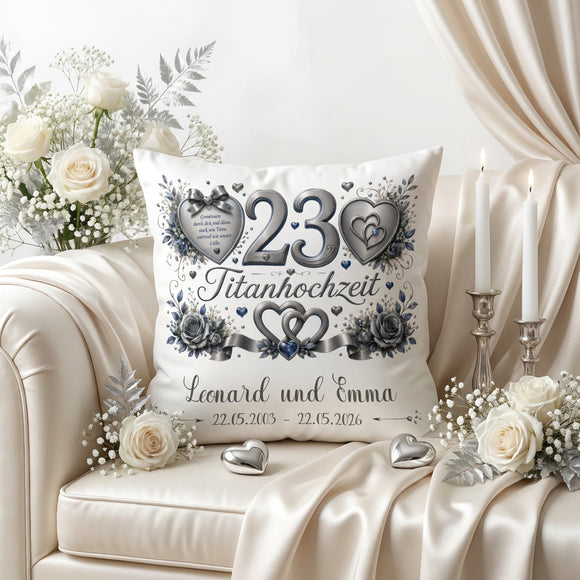 Personalisiertes Kissen zur Titanhochzeit mit Titanoptik, Herzen und Blumen