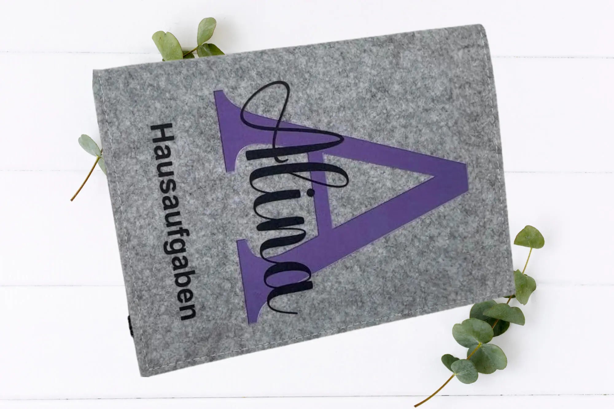 Edle Filzhüllen mit großem Buchstaben – ideal als Geschenk zur Einschulung.