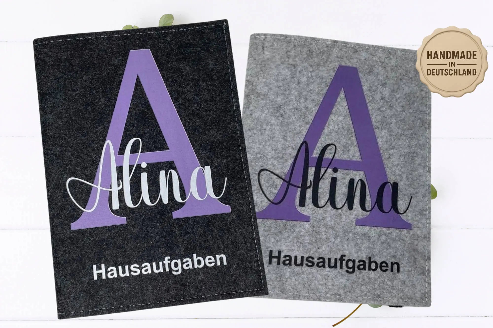 Schulheft-Umschlag mit großem Buchstaben und klarer Botschaft – Hausaufgaben.
