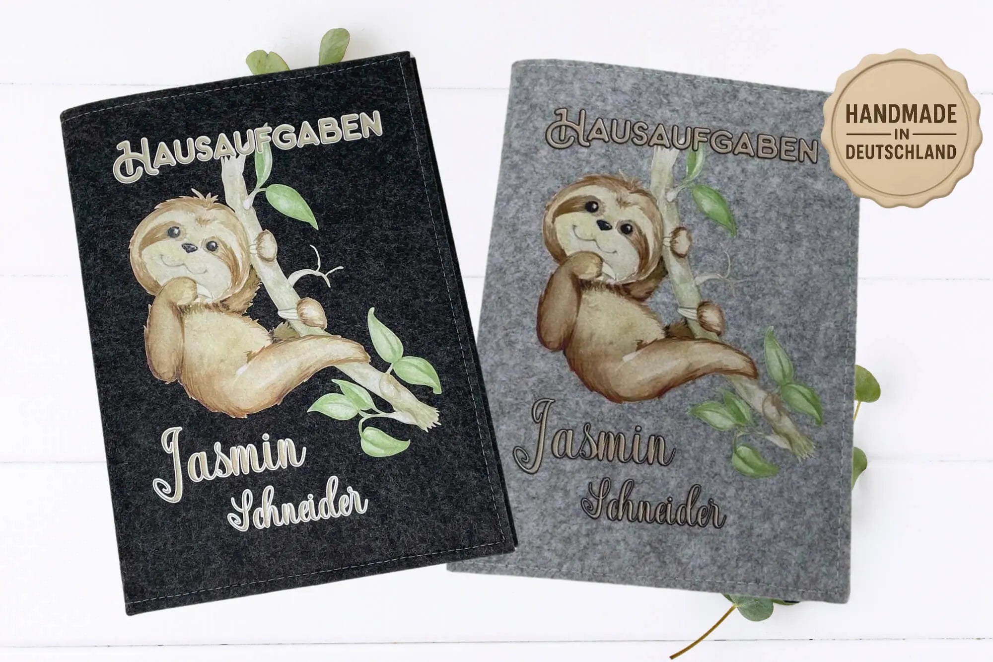 Hausaufgabenheft-Hüllen aus Filz mit liebevoll gezeichnetem Faultiermotiv und grünen Blättern.