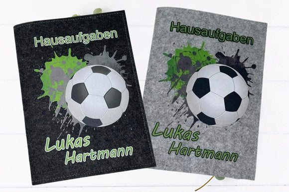 Schulheft-Hüllen aus grauem und schwarzem Filz mit realistischem Fußball und Farbsplash-Design.