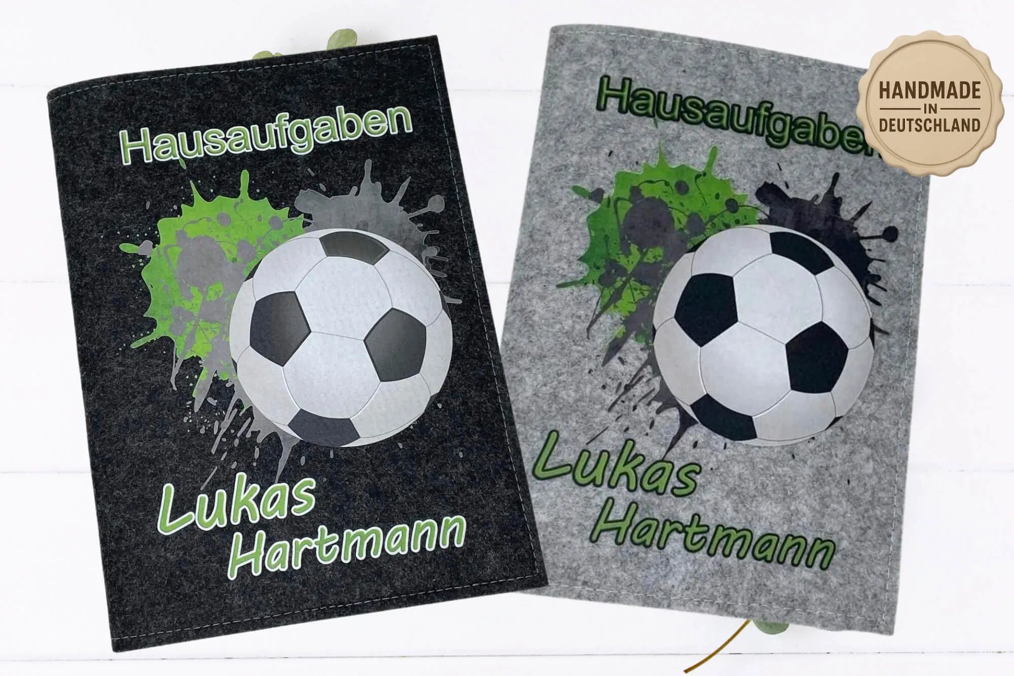 Filzumschläge für Hausaufgabenhefte mit Fußball und grünen Spritzmustern auf zwei Hintergrundfarben.