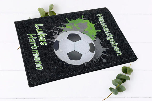Fußball-Schutzhüllen für Hefte mit modernen Farbspritzern auf Filz.