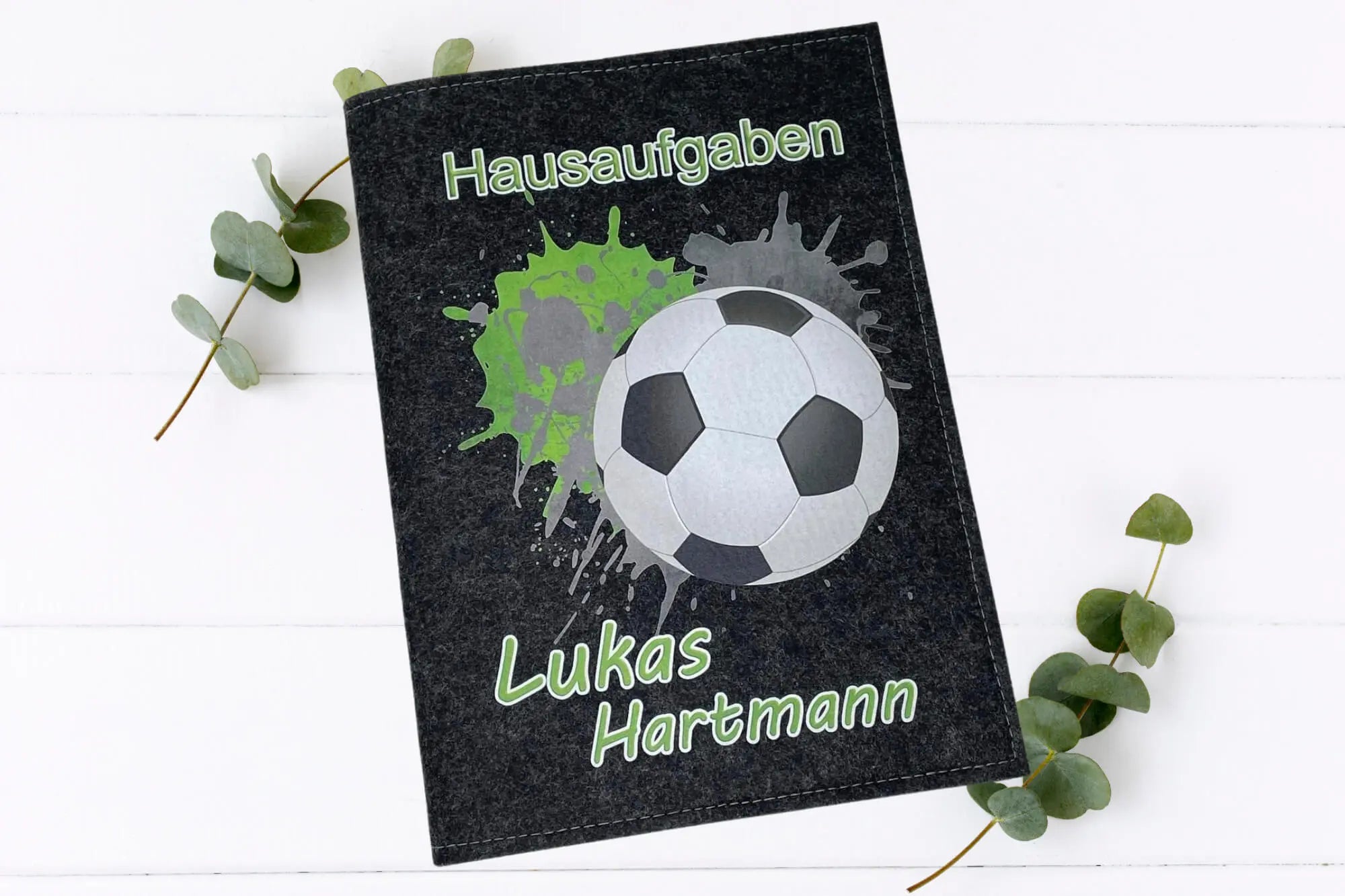 Hausaufgabenhüllen aus Filz mit Fußballmotiv in sportlichem Look.