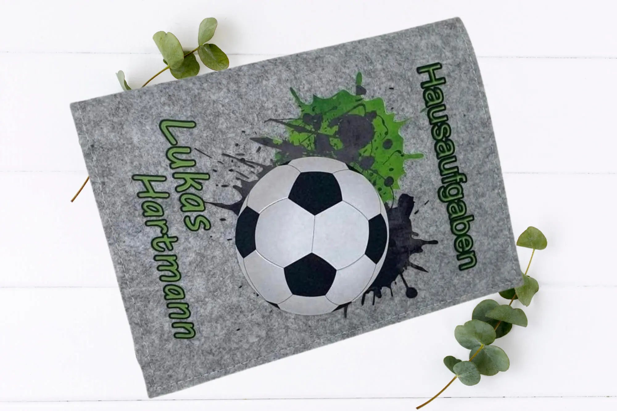 Cooles Fußball-Design für kleine Sportfans – Filzhülle für Hausaufgaben.