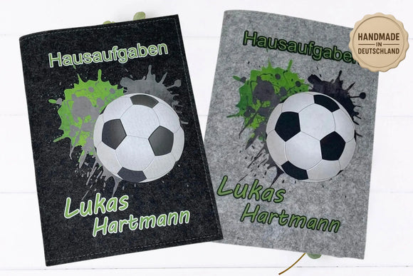 Personalisierbare Heft-Hülle mit Fußball – robust und kindgerecht.