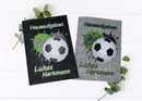 Zwei Filzhüllen für Hausaufgabenhefte mit Fußballmotiv und grünen Farbspritzern.