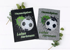 Zwei Filzhüllen für Hausaufgabenhefte mit Fußballmotiv und grünen Farbspritzern.