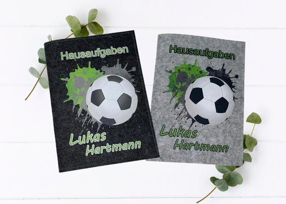 Zwei Filzhüllen für Hausaufgabenhefte mit Fußballmotiv und grünen Farbspritzern.