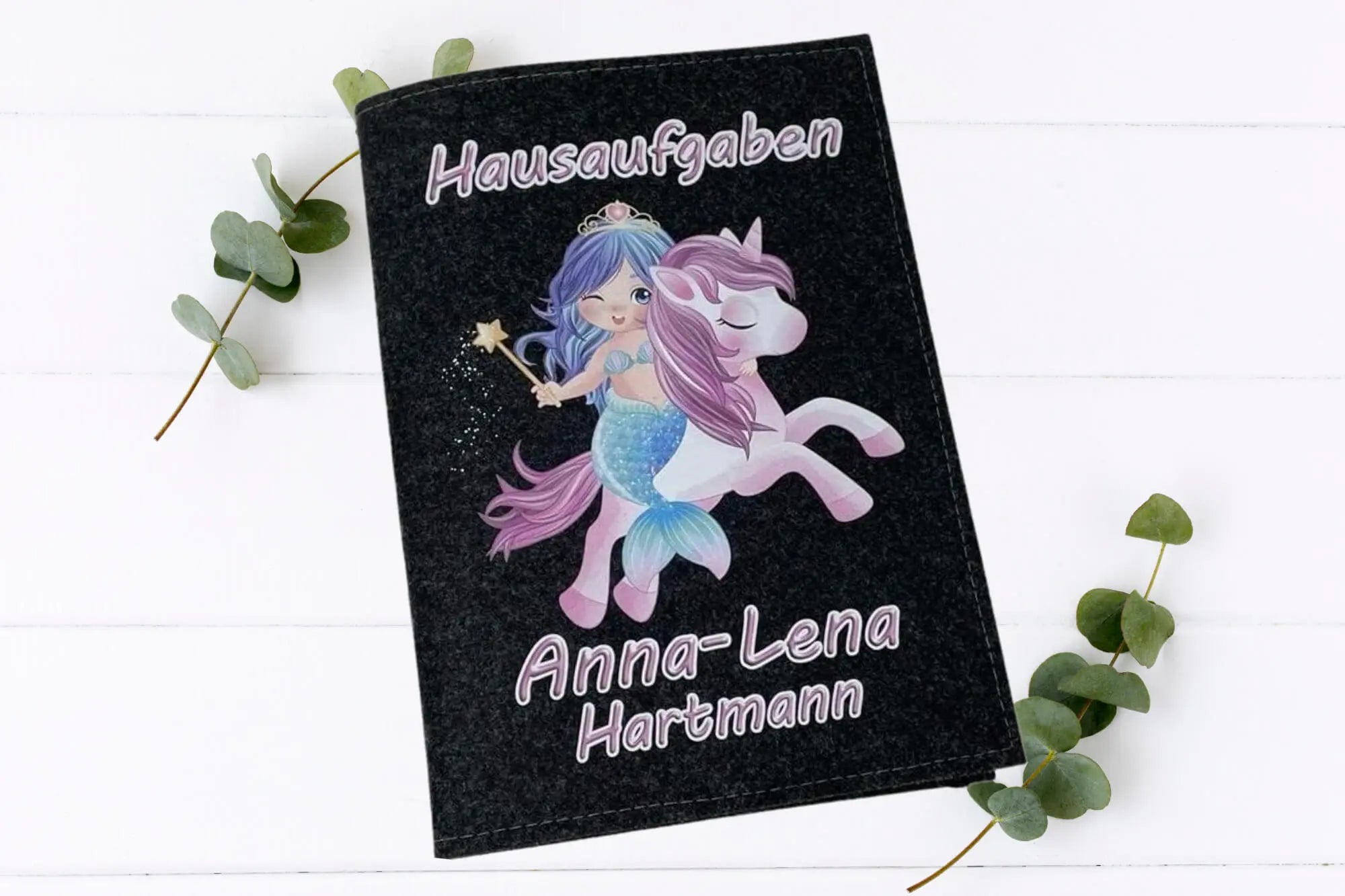 Schulheft-Hüllen mit kindlicher Meerjungfrau und Einhorn mit lila Mähne.