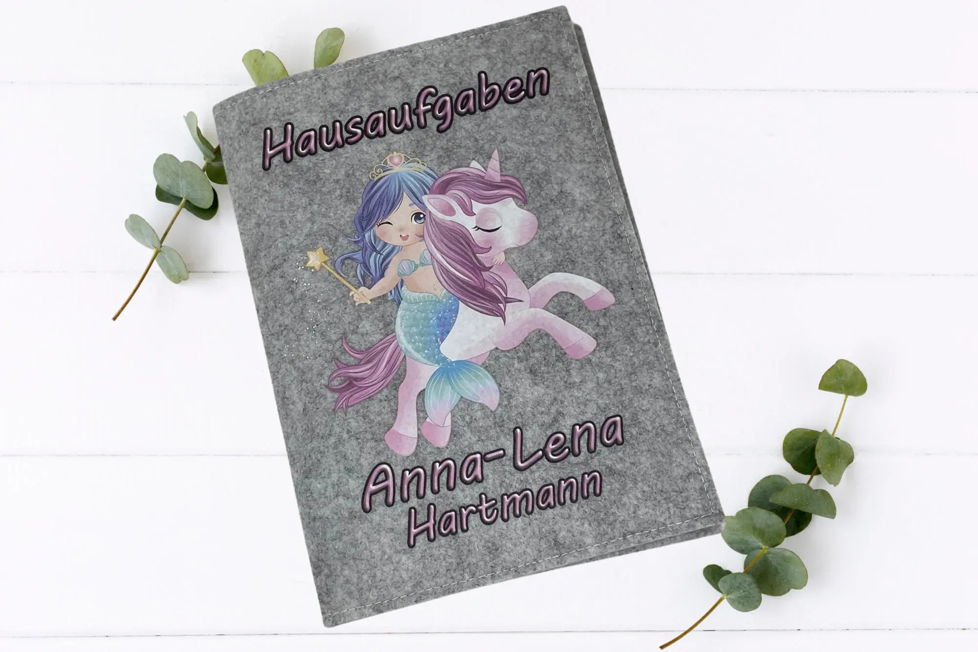 Hausaufgabenheft-Schutzhüllen mit verspielter Märchenfigur und Einhorn.