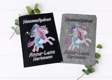 Zwei Filzhüllen für Hausaufgabenhefte mit Meerjungfrau auf einem Einhorn in pastellfarbenem Stil.