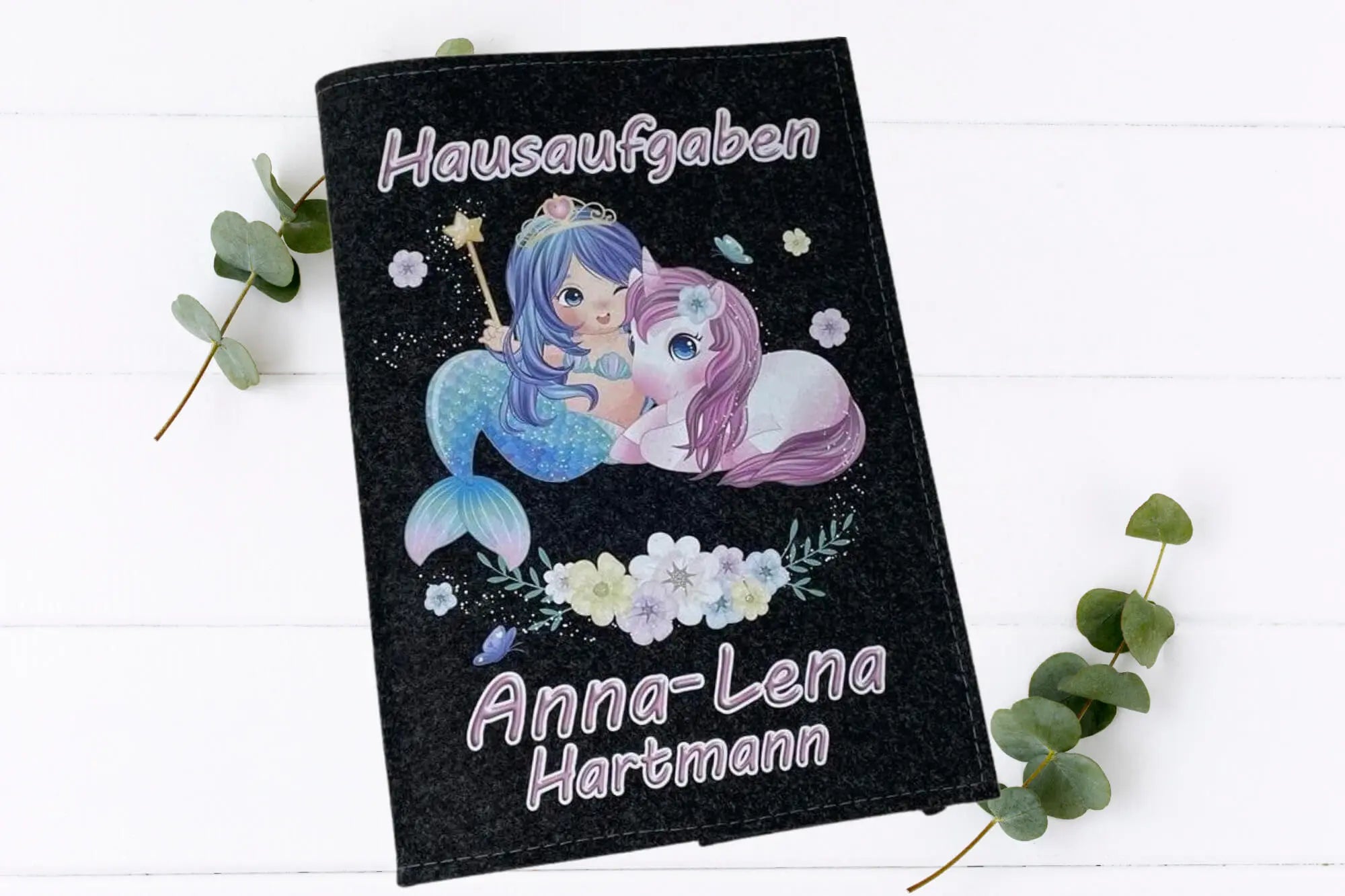 Filzumschläge mit magischem Motiv aus Meerjungfrau, Einhorn und Blumenranke.