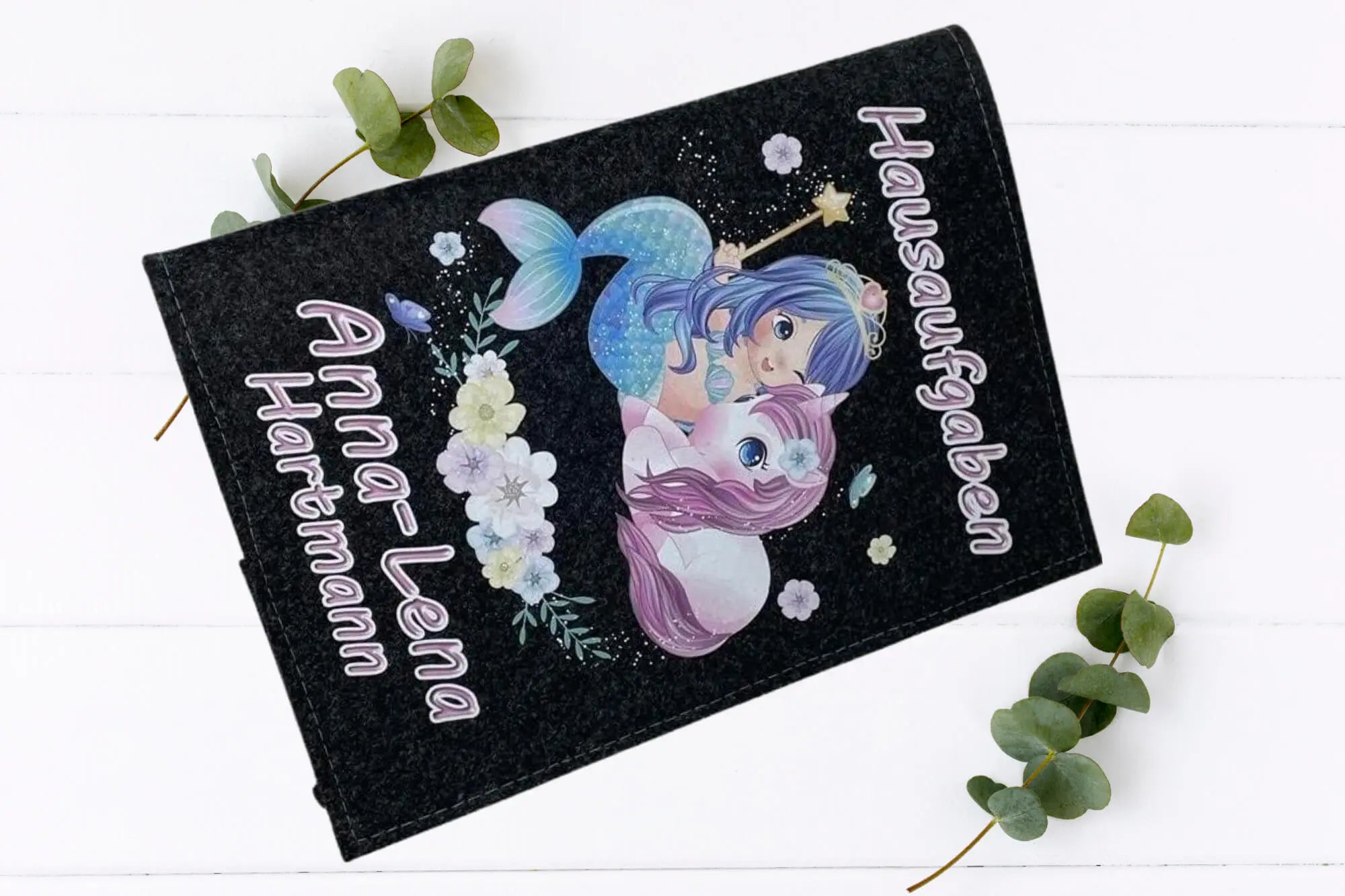 Design-Hüllen für Hefte mit märchenhaftem Unterwasserwesen und pastellfarbenem Einhorn.