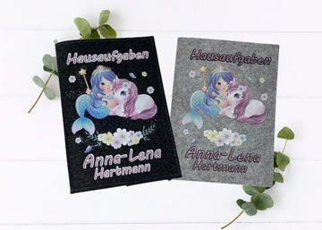 Zwei Filzhüllen für Hausaufgabenhefte mit Meerjungfrau und Einhorn auf floraler Kulisse.