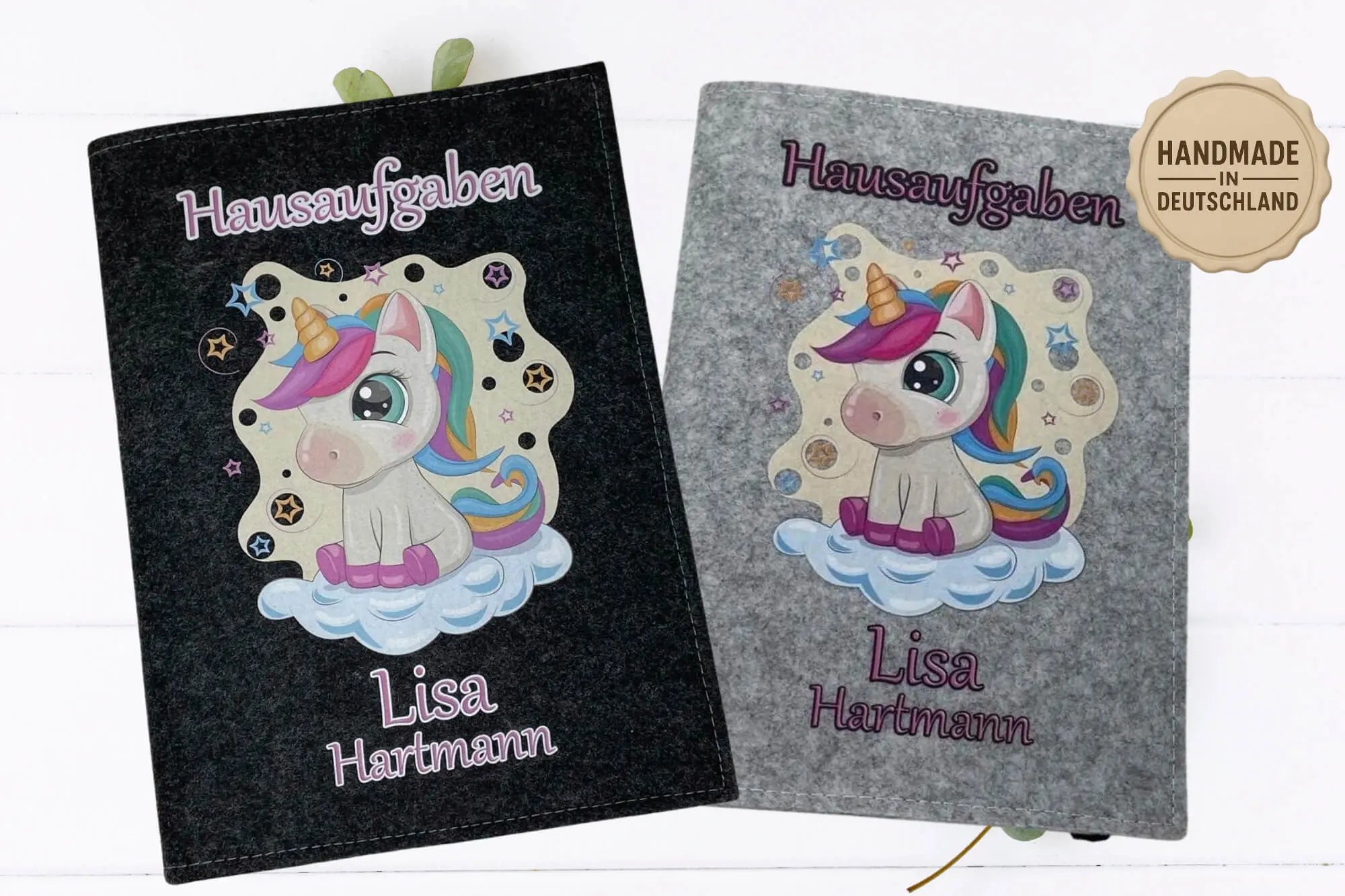 Zwei Hüllen aus Filz für Schulhefte, verziert mit einem Einhorn mit Regenbogenmähne.