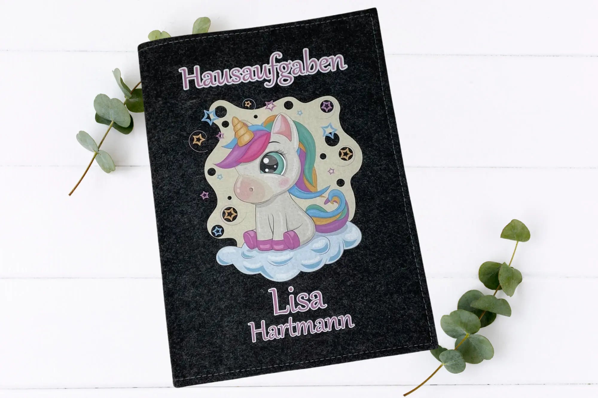 Personalisierbare Heftumschläge mit Einhorn-Design, Sternenhintergrund und Aufschrift „Hausaufgaben“.