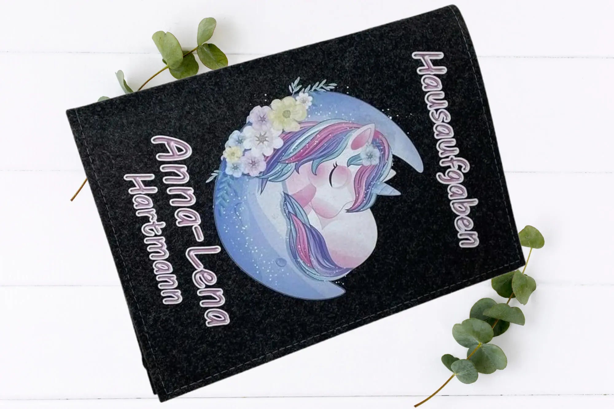 Personalisierbare Heft-Hüllen mit Einhorn auf Mond und floralen Verzierungen.
