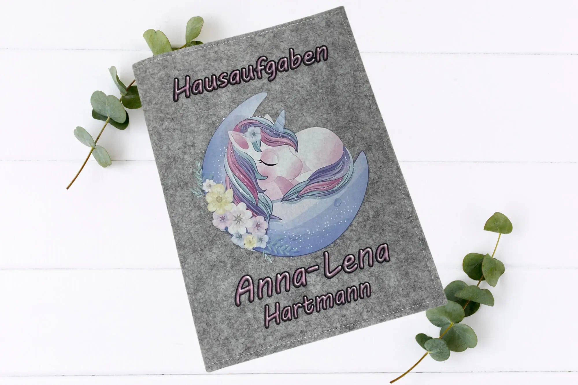 Hausaufgabenhüllen mit Einhorn-Print in traumhafter Mondlandschaft auf Filz.