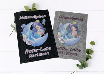 Zwei Filzhüllen für Hausaufgabenhefte mit schlafender Meerjungfrau auf Halbmond und Meeresmotiven.