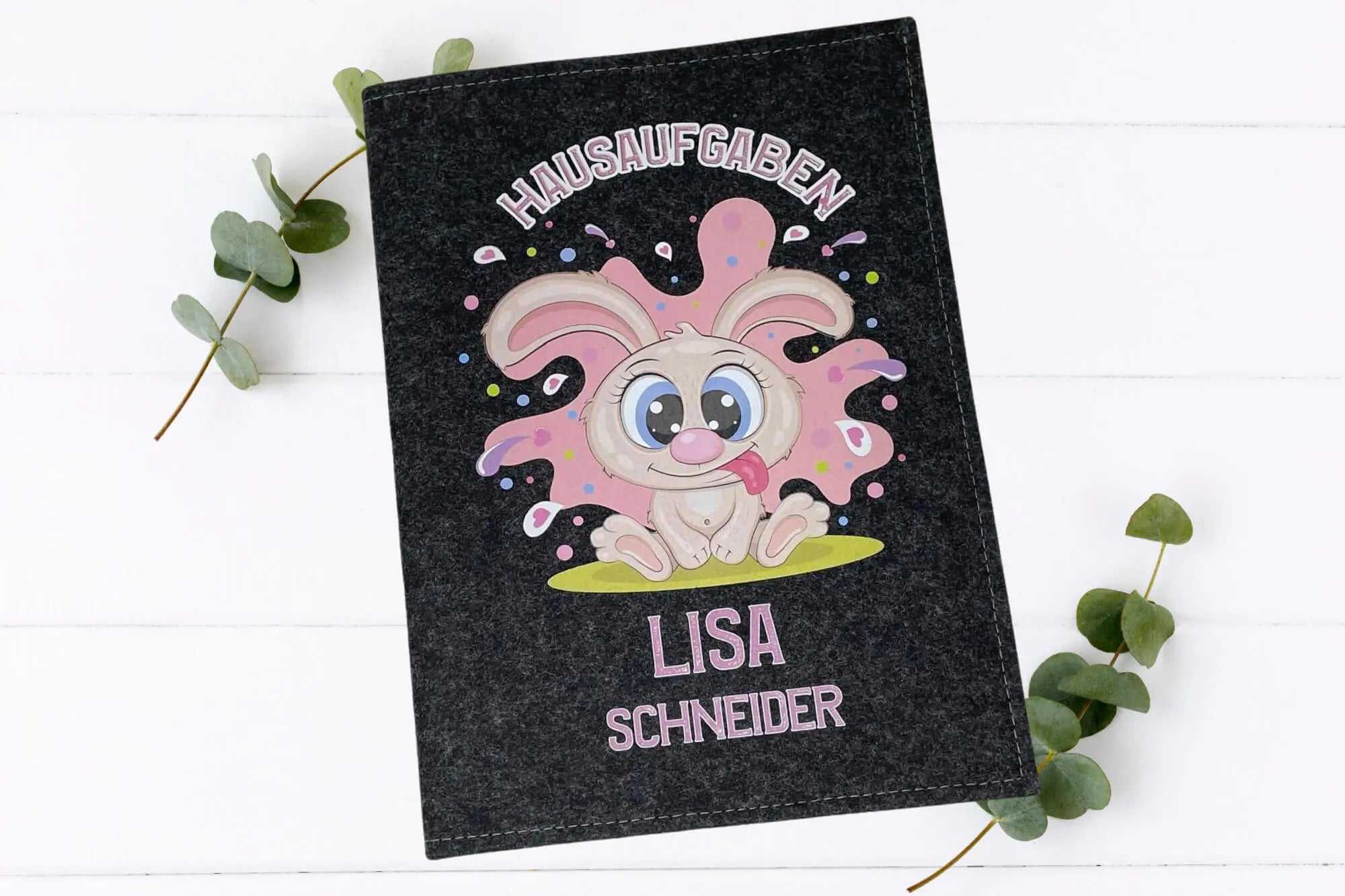 Witzige Filzumschläge für Schulhefte mit buntem Hasenmotiv und Spritzmuster.