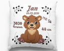 Personalisiertes Geburtskissen mit süßem Bärenmotiv – ein sitzender Babybär in der Mitte, umgeben von Geburtsdaten wie Gewicht, Größe, Uhrzeit und Datum.