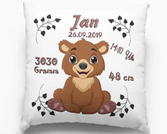 Personalisiertes Geburtskissen mit süßem Bärenmotiv – ein sitzender Babybär in der Mitte, umgeben von Geburtsdaten wie Gewicht, Größe, Uhrzeit und Datum.