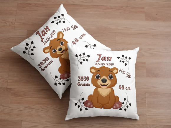 Geschenkidee zur Geburt mit niedlichem Bärchen – aufgedruckter Babybär in der Mitte, dekorativ ergänzt durch Geburtsgewicht, -größe, -datum und -zeit.