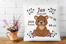 Kissen zur Erinnerung an die Geburt mit Bärenillustration – harmonisch gestaltetes Motiv mit Babybär, schwarzen Blattornamenten und personalisierbaren Angaben.