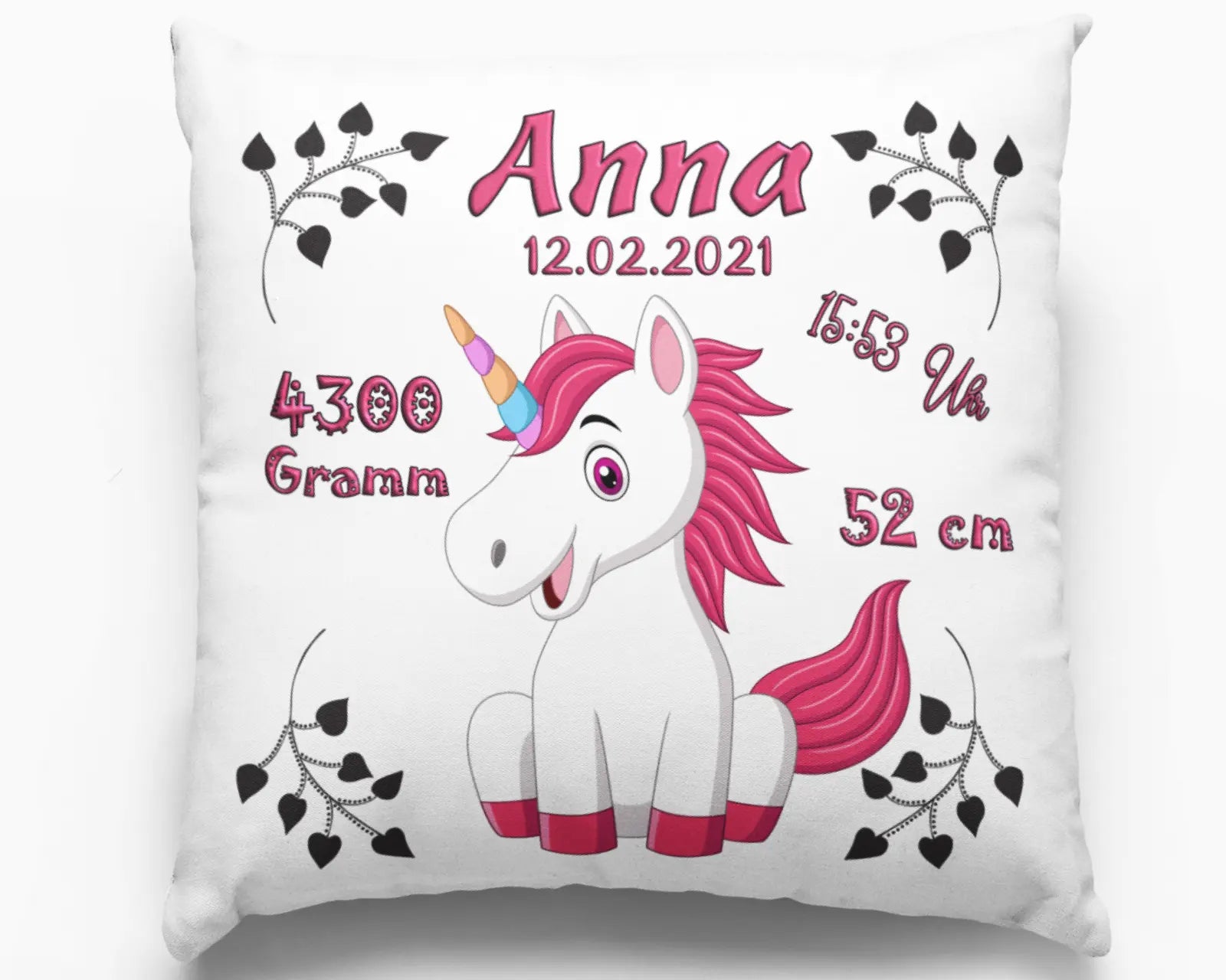 Personalisierbares Geburtskissen mit Einhornmotiv – niedliches weißes Einhorn mit pinker Mähne und Regenbogenhorn, umgeben von Geburtsdaten und schwarzen Blätterranken.