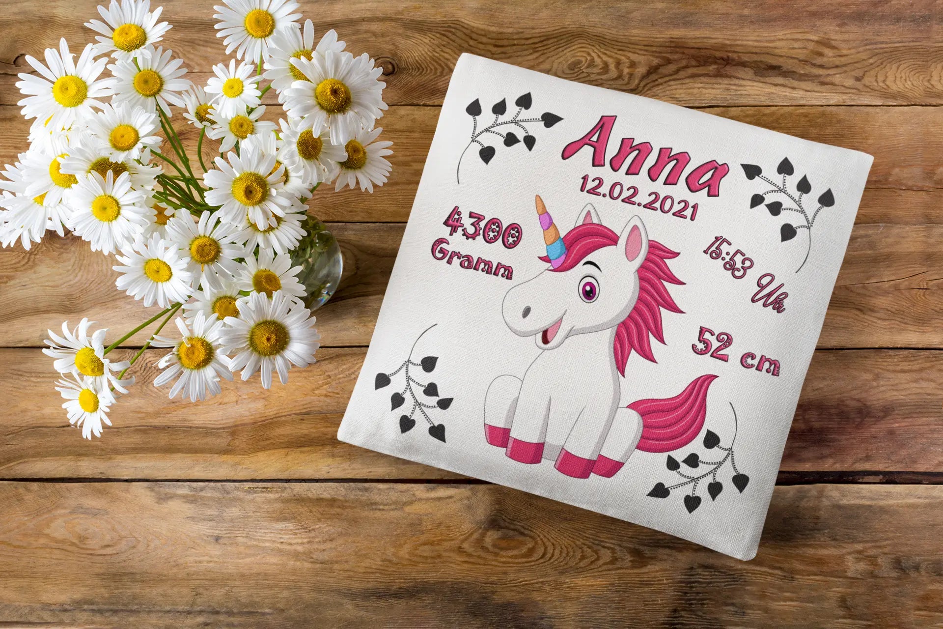 Kissen zur Geburt mit Einhorn und Geburtsangaben – zauberhaftes Design mit sitzendem Einhorn, ergänzt durch Gewicht, Größe, Uhrzeit und Geburtsdatum.
