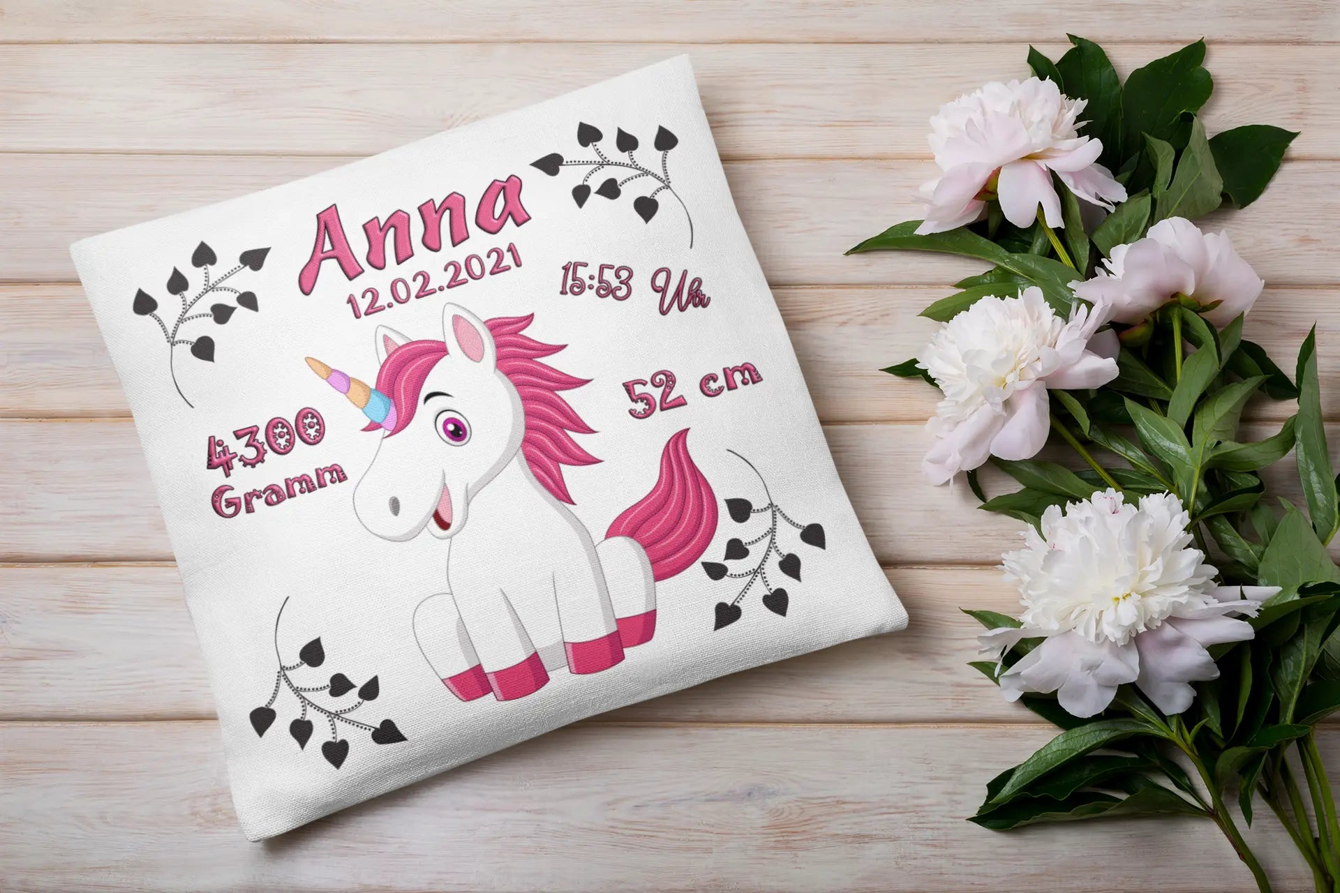 Baby-Kissen mit rosa Einhorn als Geschenk zur Geburt – aufgedrucktes Fantasietier mit liebevoll gestalteter Typografie und persönlichen Daten.