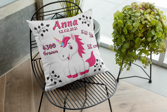 Geburtskissen mit Fabelwesen und personalisierten Angaben – märchenhaftes Einhorn mit pinker Schweifmähne in der Mitte, von Geburtsinfos umgeben.