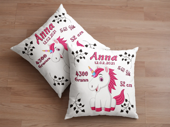 Geschenkidee zur Geburt für Einhorn-Fans – liebevoll gestaltetes Kissen mit weißen Hintergrund, Fabeltiermotiv und Geburtsdaten.