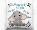 Geburtskissen mit süßem Elefantenmotiv – grauer Baby-Elefant mit großen rosa Ohren, umgeben von Geburtsdaten und schwarzen Blätterranken.