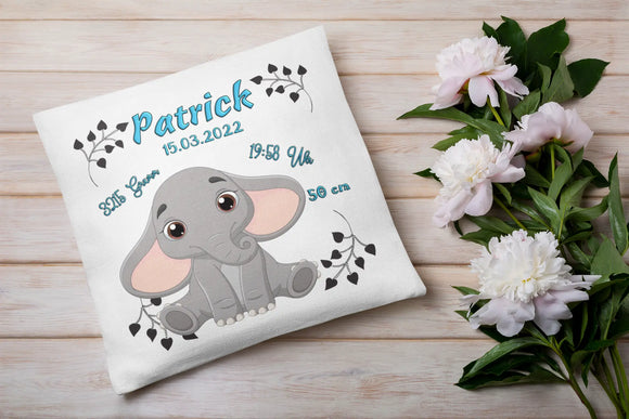 Geschenkidee zur Geburt mit Elefantenbaby – weißes Kissen mit Cartoon-Elefant, verspielter Schrift und liebevoll gestalteten Geburtsangaben.