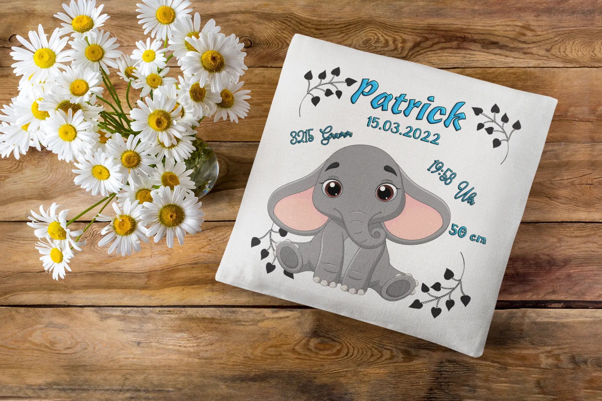 Baby-Kissen mit Elefanten-Illustration und Geburtsdaten – zentrales Motiv ist ein süßer grauer Elefant, ergänzt durch personalisierbare Angaben.