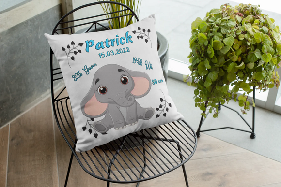 Individuell bedrucktes Geburtskissen mit Elefant – grau-pinker Baby-Elefant in der Mitte, von Zahlen zu Gewicht, Uhrzeit, Größe und Datum umrahmt.