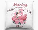 Geburtskissen mit Flamingomama und Küken – liebevoll gestaltetes Design mit zwei rosafarbenen Flamingos inmitten von Blumen und Geburtsangaben.