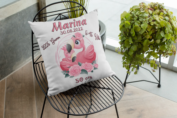 Kuschelkissen zur Geburt mit Flamingo-Familie – rosafarbene Flamingo-Mama mit Blume im Gefieder, umarmt ihr Küken mit Krönchen, umgeben von Geburtsdaten.