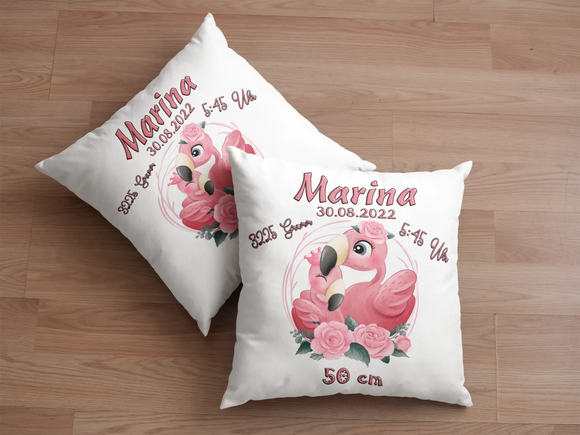 Baby-Kissen mit rosa Flamingos und Blumenkranz – stilvolles Kissen mit liebevoll gezeichnetem Tiermotiv und personalisierbaren Angaben zur Geburt.