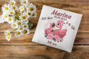 Geschenk zur Geburt mit Flamingo-Motiv und Rosen – zentrales Motiv aus Flamingomutter und Kind, umrahmt von rosa Rosen und Geburtsinformationen.