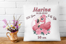 Personalisierbares Kissen mit Flamingo-Elternteil und Küken – dekoratives Design mit sanften Rosa- und Grüntönen, ergänzt durch Größe, Gewicht, Uhrzeit und Datum.