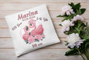 Weißes Geburtskissen mit Tiermotiv und Blumen – zarte Illustration eines Flamingo-Duos mit floralen Details und typischen Geburtsdaten in verspielter Schrift.