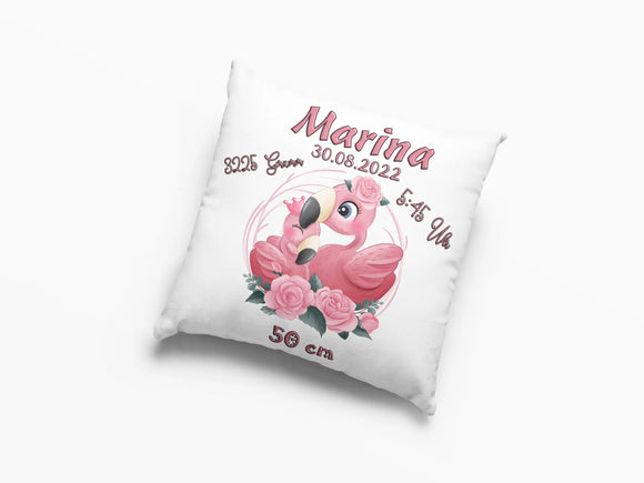 Erinnerungskissen zur Geburt mit Flamingo und Blütenranken – modernes, liebevolles Design mit Flamingo-Mutter und Baby, umrahmt von Rosen und Geburtsangaben.