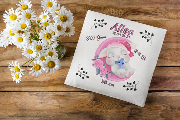 Baby-Kissen mit Kätzchen in rosa Mondsichel – dekoratives Kissen mit weißer Katze in Schlafmütze, ergänzt durch Uhrzeit, Gewicht, Größe und Geburtsdatum.