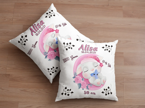 Personalisierbares Kissen mit Katze im Schlaf – kindliches Tiermotiv in sanften Pastellfarben, kombiniert mit Blätterranken und typischen Geburtswerten.