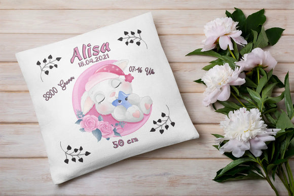 Erinnerungskissen mit schlafender Katze für Neugeborene – kuscheliges Design mit zartem Farbspiel, Sternchen und floraler Verzierung.