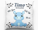 Geburtskissen mit blauem Nilpferd als Tiermotiv – niedliches Baby-Nilpferd sitzt in der Mitte, umgeben von Geburtsdaten und schwarzen Blätterranken.